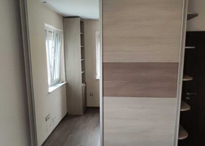 Бежов гардероб с огледало